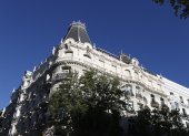 Vista de la fachada de un edificio en la Calle Serrano en Madrid.