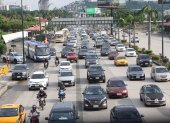 Unidades de Metrovía y buses que movilizan pasajeros hacia Durán, Daule y Samborondón cruzan a diario por la avenida Pedro Menéndez Gilbert, en el norte de Guayaquil.
