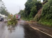 Las lluvias de la tarde de este 4 de abril provocaron derrumbes y acumulación de agua en la av. Simón Bolívar.
