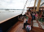 Turismo. Los jóvenes disfrutan de los paseos en las embarcaciones  en el río Guayas.