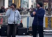 Feid e Ibai Llanos disfrutan de su concierto sorpresa en las calles de Barcelona