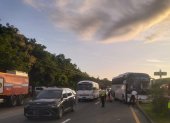 Dos buses de transporte interprovincial se impactaron en el kilómetro 80 de la vía Progreso - Guayaquil, la tarde de este domingo 6 de abril.