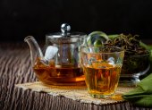 Relaja tu cuerpo y mente con una taza de té. Conoce los beneficios psicológicos comprobados de esta bebida ancestral