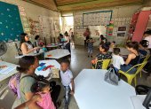 Migrantes adolescentes asisten a clases este lunes, en la ciudad de Tapachula en Chiapas (México).