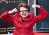 Billie Jean King celebra tras serle entregada una estrella inédita en el deporte.
