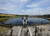Fotografía del 12 de julio de 2023, muestra una vista de la planta de tratamiento de aguas residuales Seine-Valenton del SIAAP (Sindicato Interdepartamental para el Saneamiento de la Aglomeración Parisina), ubicada en Valenton, al sureste de París.