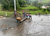 Moradores de Chinalo Bajo, trabajan en la limpieza de la vía después del aluvión.