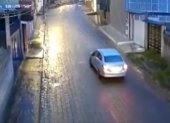 El vehículo fue sorprendido por un torrente de agua, lodo y piedras.