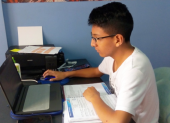 Estudiante recibe clases virtuales.