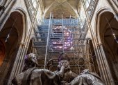 Trabajadores levantan el andamio para la instalación de un nuevo órgano en la Catedral de San Vito en el Castillo de Praga, en Praga, República Checa.