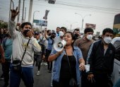 Personas participan en una manifestación de transportistas este jueves, en Lima (Perú).