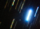 Imagen compuesta del asteroide 2024 YR4 capturada con el telescopio Gemini Sur (Chile) en febrero de 2025. El asteroide es el punto nebuloso en el centro de la imagen, que está rodeado de coloridas estelas de estrellas, las cuales muestran el paso del tiempo y el movimiento del cielo nocturno en una imagen fija.