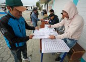 Fotografía de archivo de ecuatorianos mientras ejercen su derecho al voto.