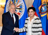 Luis Almagro y la canciller ecuatoriana Gabriela Sommerfeld en una reunión por el programa.