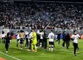 El partido entre Colo Colo y Fortaleza fue suspendido después de graves incidentes en las gradas del Estadio Monumental, que obligaron a la intervención de las autoridades.