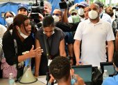 Una mujer discute con empleados de la morgue del Instituto Nacional Forense por demoras en la información de sus familiares luego del derrumbe del techo de la discoteca Jet Set en Santo Domingo el 11 de abril de 2025.