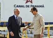 El Secretario de Defensa, Pete Hegseth (R), habla con el administrador del Canal de Panamá, Ricaurte Vásquez, en visita a las esclusas de Miraflores del Canal de Panamá, el 8 de abril de 2025.