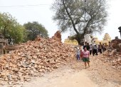 Mandalay. Varias personas caminan entre las ruinas de un monasterio que colapsó a causa del potente terremoto de hace dos semanas.