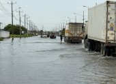 Inundación. En la vía Babahoyo-Jujan, los vehículos intentaron pasar con precaución cuando el agua empezó a bajar; y aún así fue complejo hacerlo.