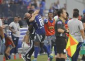Joao Quiñonez celebró su gol con el técnico Jorge Célico en el 1-0 de Emelec a Libertad