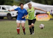 La francesa Nane-Claire Joguet (izq.) de Les Zamies Foot lucha por el balón con ML Dymski (der.) de New England Breakers de EE. UU., durante la final del Torneo Fútbol Grannies.