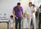 Daniel Noboa vota en compañía de su familia.
