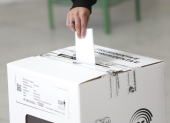 Ciudadano deposita su papeleta en la urna en las elecciones generales 2025.