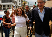 Guillermo Lasso y su esposa María de Lourdes Alcívar, mientras ingresaba a su recinto electoral, el 13 de abril del 2025.