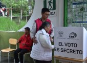 Ciudadanos ejercieron su derecho al voto durante la segunda vuelta presidencial en Ecuador, en una jornada marcada por el civismo.