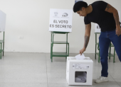 Ciudadano deposita su voto.