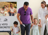 Daniel Noboa junto a su familia, en las votaciones y en la celebración en casa.