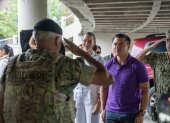 El presidente de Ecuador Daniel Noboa (d), acompaña a su esposa Lavinia Valbonesi (c) a sufragar durante la jornada electoral este domingo en Guayaquil (Ecuador).