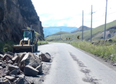 Trabajos de limpieza de la vía Cuenca-Girón-Pasaje.