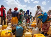 Los refugiados sudaneses llenan bidones con agua en el campo de refugiados de Touloum, en la provincia de Wadi Fira, Chad, el 8 de abril de 2025.
