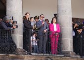 El presidente reelecto Daniel Noboa junto a su familia durante el cambio de guardia en el Palacio de Carondelet, el 15 de abril de 2025.
