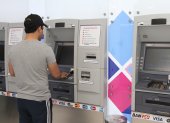 Un ciudadano hace uso de un cajero automático.