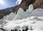 Foto del 18 de marzo de 2025, muestra un glaciar artificial construido por residentes locales durante los inviernos para conservar agua para los veranos en la aldea de Pari, región montañosa de Gilgit-Baltistán de Pakistán.