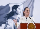 La presidenta de México, Claudia Sheinbaum, habla durante una rueda este miércoles, de prensa en Palacio Nacional de la Ciudad de México (México).