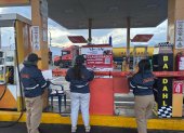 La AMC clausura gasolinera en Quito por derrame de gasolina en barrio Argelia Alta.