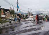 El tráiler se volcó en Puembo, en el tramo de las avenidas Oswaldo Guayasamín y Ruta Viva.
