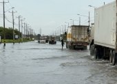 La vía Jujan-Babahoyo presenta inundaciones recurrentemente en su calzada, por lo que conductores optan por desviarse hacia rutas alternas.