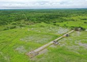 La alcaldía invertirá más de $17 millones para expropiar terrenos y construir la autopista que dará acceso al nuevo aeropuerto en Daular. La obra entusiasma a algunos y preocupa a otros por su impacto ambiental, vial y social.