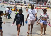 Cientos de turistas llegaron a Salinas a disfrutar del feriado.
