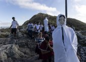 Personas participan durante la tradicional procesión al santuario del Monte Santo