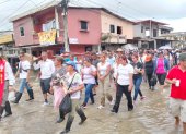 Los feligreses de El Laurel tuvieron que usar botas para la procesión.