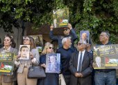 Familiares de los acusados en el caso conocido como "complot", junto a figuras públicas y políticas, protestan ante el Tribunal de Primera Instancia de Túnez el 18 de abril de 2025.