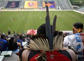 Tanto jugadores como hinchas en las gradas del primer torneo indígena nacional de Brasil acudieron con la indumentaria que regularmente usan, solo que con adaptaciones.
