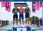 El joven triatleta ecuatoriano Thomas Chica (d), junto a los mejores del continente.