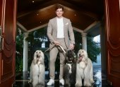 Chris junto a Victoria, Bella y Luna, galgos afganos que inspiran cada diseño de su marca B&V.