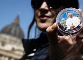 Fieles en la Plaza de San Pedro tras la muerte del Papa Francisco, Ciudad del Vaticano, el 21 de abril de 2025.